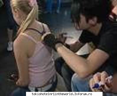 ..::Pics with Bill::.. - cf,mey acolo???hey,ia mana d acolo :x :x sa vezi - ..::Bill Kaulitz::..